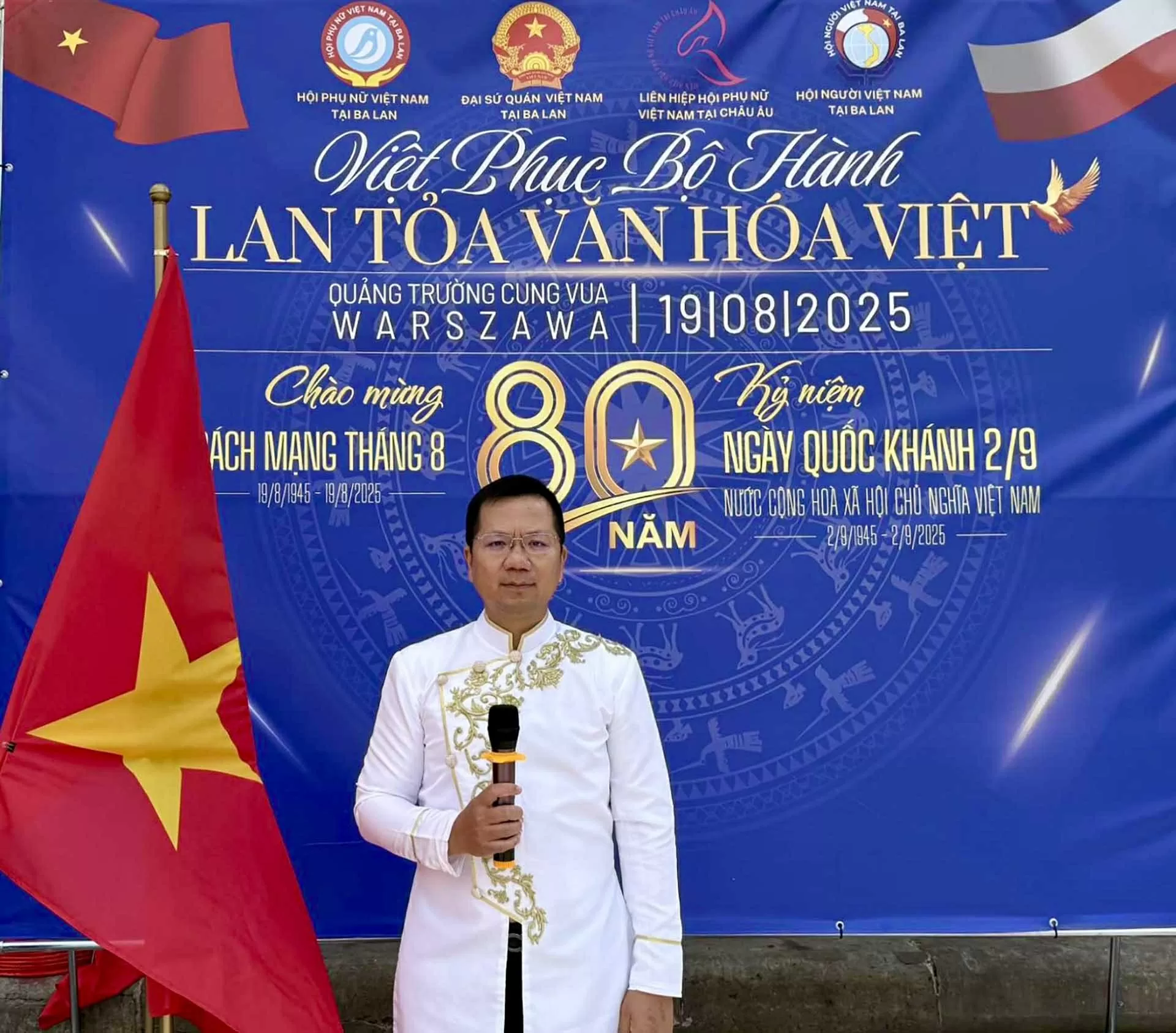 'Việt Phục bộ hành' tại Ba Lan: Niềm tự hào dân tộc lan tỏa nơi đất khách 'Việt Phục bộ hành' tại Ba Lan: Niềm tự hào dân tộc lan tỏa nơi đất khách