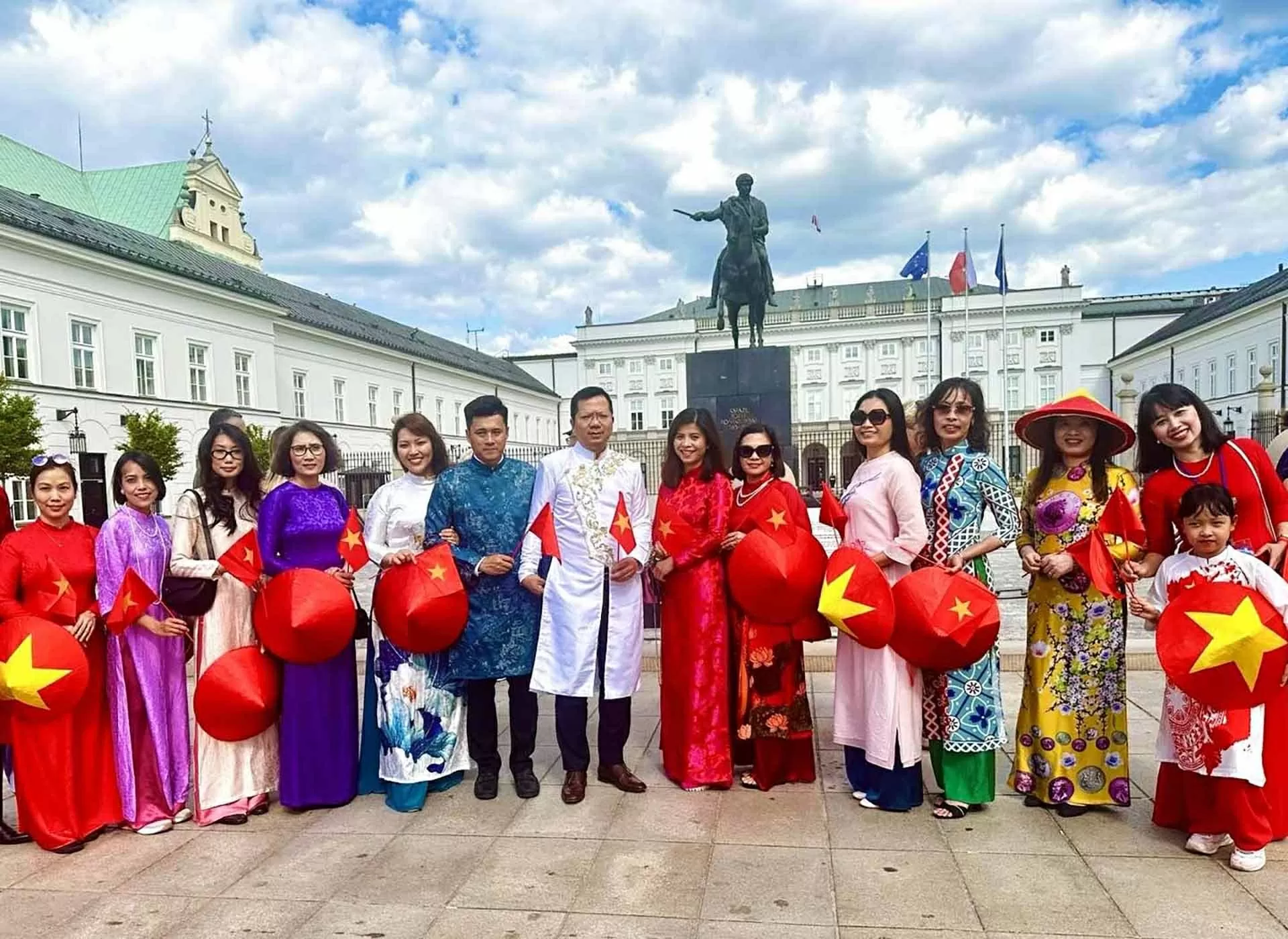 'Việt Phục bộ hành' tại Ba Lan: Niềm tự hào dân tộc lan tỏa nơi đất khách