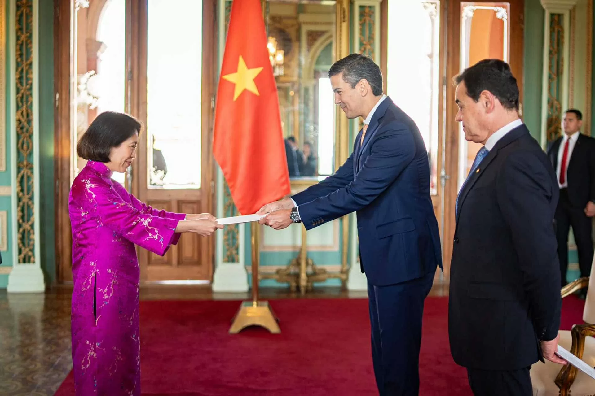 Đại sứ Ngô Minh Nguyệt trình Thư ủy nhiệm lên Tổng thống Paraguay