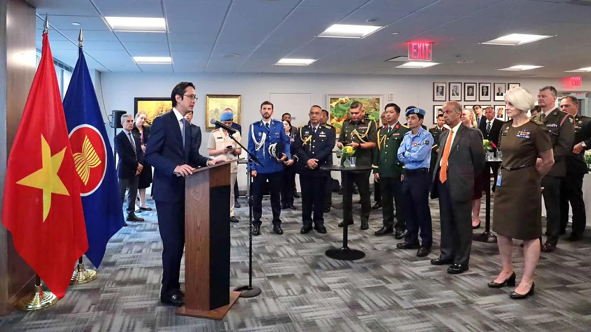 Đại sứ Đỗ Hùng Việt phát biểu tại buổi lễ. Đại sứ Đỗ Hùng Việt phát biểu tại buổi lễ.