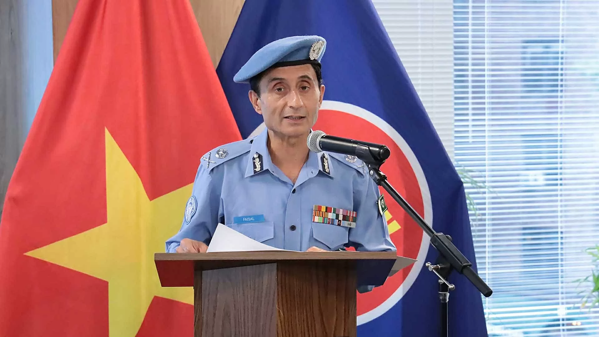 Cố vấn cảnh sát Liên hợp quốc Faisal Shahkar phát biểu chúc mừng.