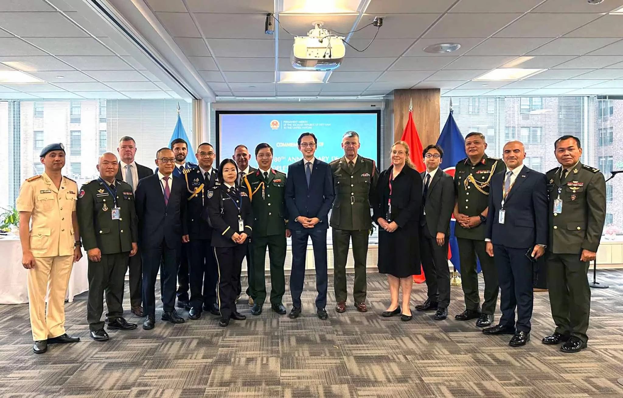 Đại sứ Đỗ Hùng Việt và khách mời.