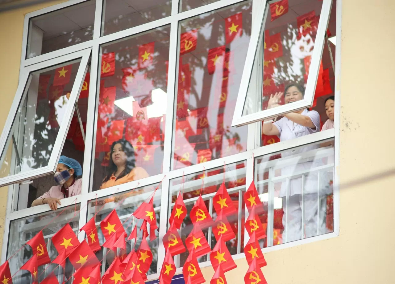 Bệnh nhân và cả các y bác sĩ tại bệnh viên Xanh Pôn cũng không giấu nổi sự hân hoan, háo hức. (Ảnh: Thành Long)