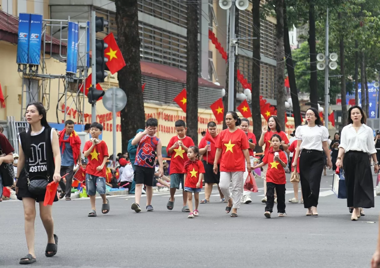 Nhiều trường vẫn đang trong giai đoạn nghỉ hè nên gia đình cũng đã đưa các cháu xuống đường phố để xem buổi tổng hợp luyện diễu binh, diễu hành tối 21/8. (Ảnh: Thành Long)