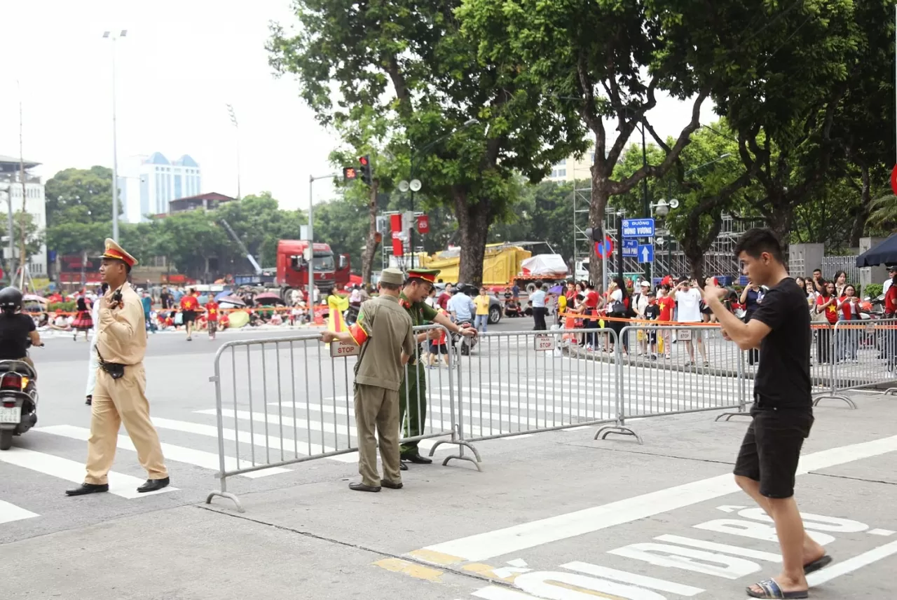 Từ 11h30 ngày 21/8, lực lượng công an bắt đầu phong tỏa, hạn chế phương tiện đi lại tại các tuyến phố để phục vụ buổi tổng hợp luyện diễu binh, diễu hành kỷ niệm Quốc khánh 2/9 20h tối. (Ảnh: Thành Long)