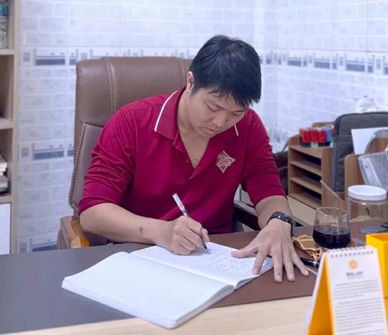 Hoàng Đại Phong trong văn phòng làm việc