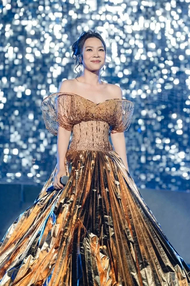 Ca sĩ Mỹ Tâm chọn đầm trễ vai nữ tính khi tăng cân nhẹ, trẻ lâu nhờ chăm dùng trái cây trong vườn nhà