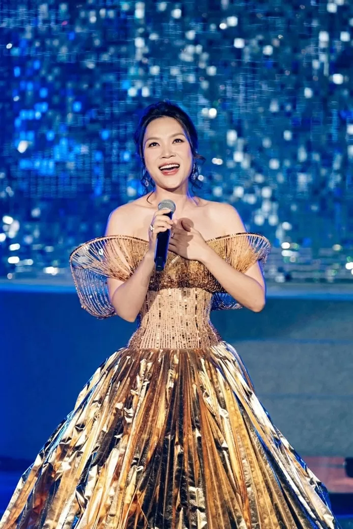 Ca sĩ Mỹ Tâm chọn đầm trễ vai nữ tính khi tăng cân nhẹ, trẻ lâu nhờ chăm dùng trái cây trong vườn nhà