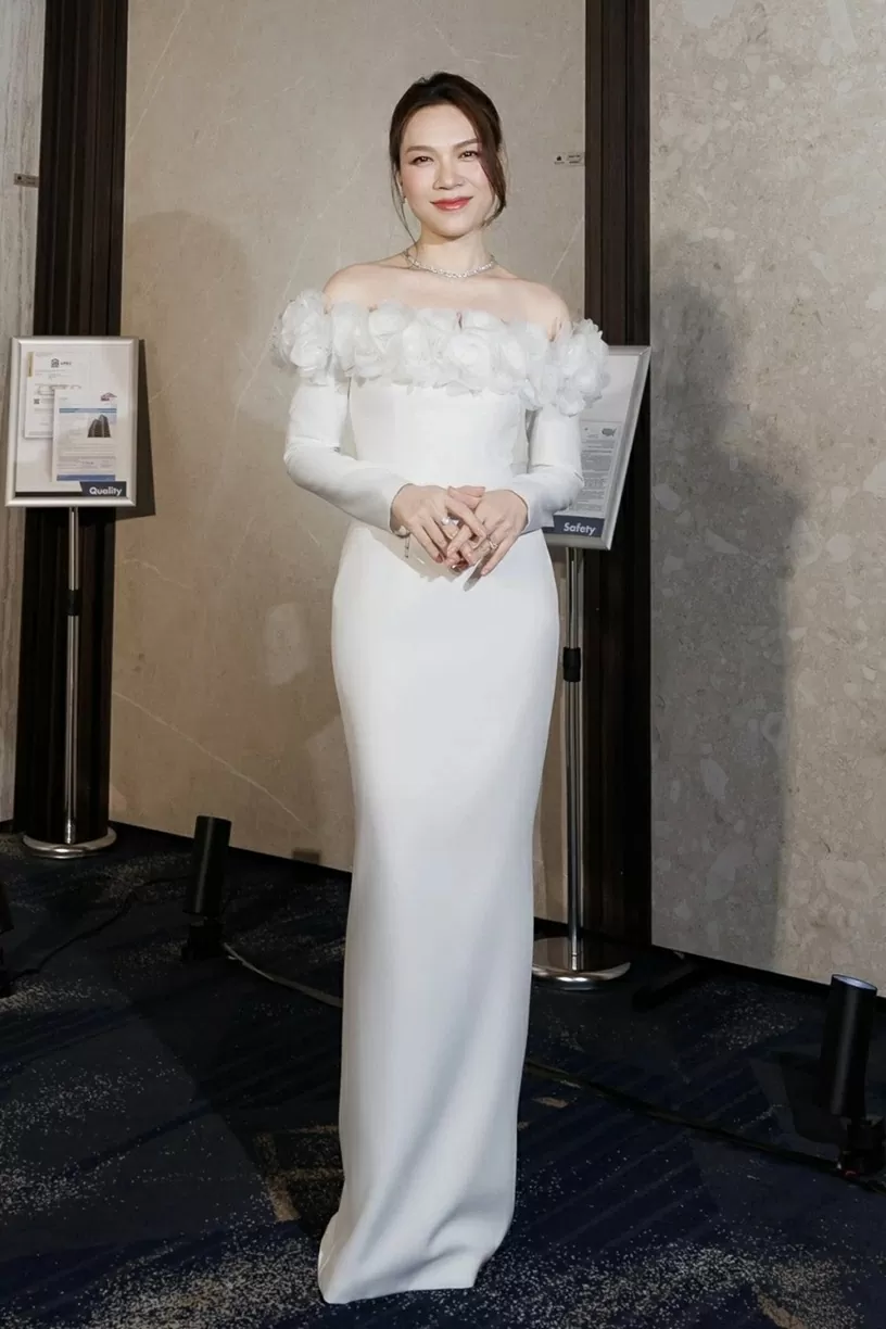 Ca sĩ Mỹ Tâm chọn đầm trễ vai nữ tính khi tăng cân nhẹ, trẻ lâu nhờ chăm dùng trái cây trong vườn nhà Ca sĩ Mỹ Tâm chọn đầm trễ vai nữ tính khi tăng cân nhẹ, trẻ lâu nhờ chăm dùng trái cây trong vườn nhà