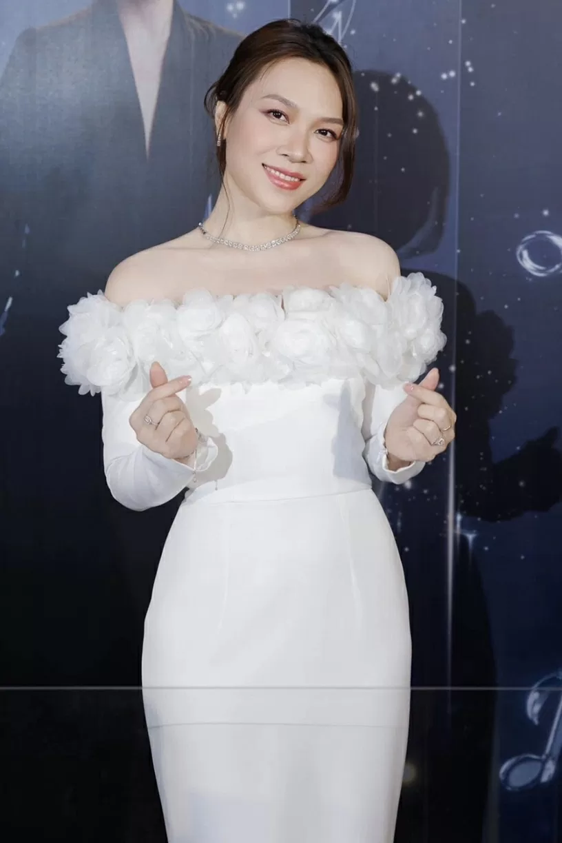 Ca sĩ Mỹ Tâm chọn đầm trễ vai nữ tính khi tăng cân nhẹ, trẻ lâu nhờ chăm dùng trái cây trong vườn nhà