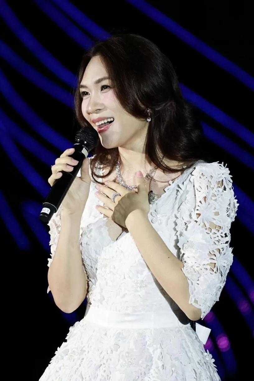 Ca sĩ Mỹ Tâm chọn đầm trễ vai nữ tính khi tăng cân nhẹ, trẻ lâu nhờ chăm dùng trái cây trong vườn nhà