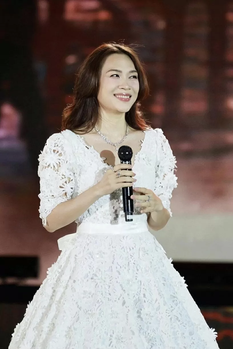 Ca sĩ Mỹ Tâm chọn đầm trễ vai nữ tính khi tăng cân nhẹ, trẻ lâu nhờ chăm dùng trái cây trong vườn nhà