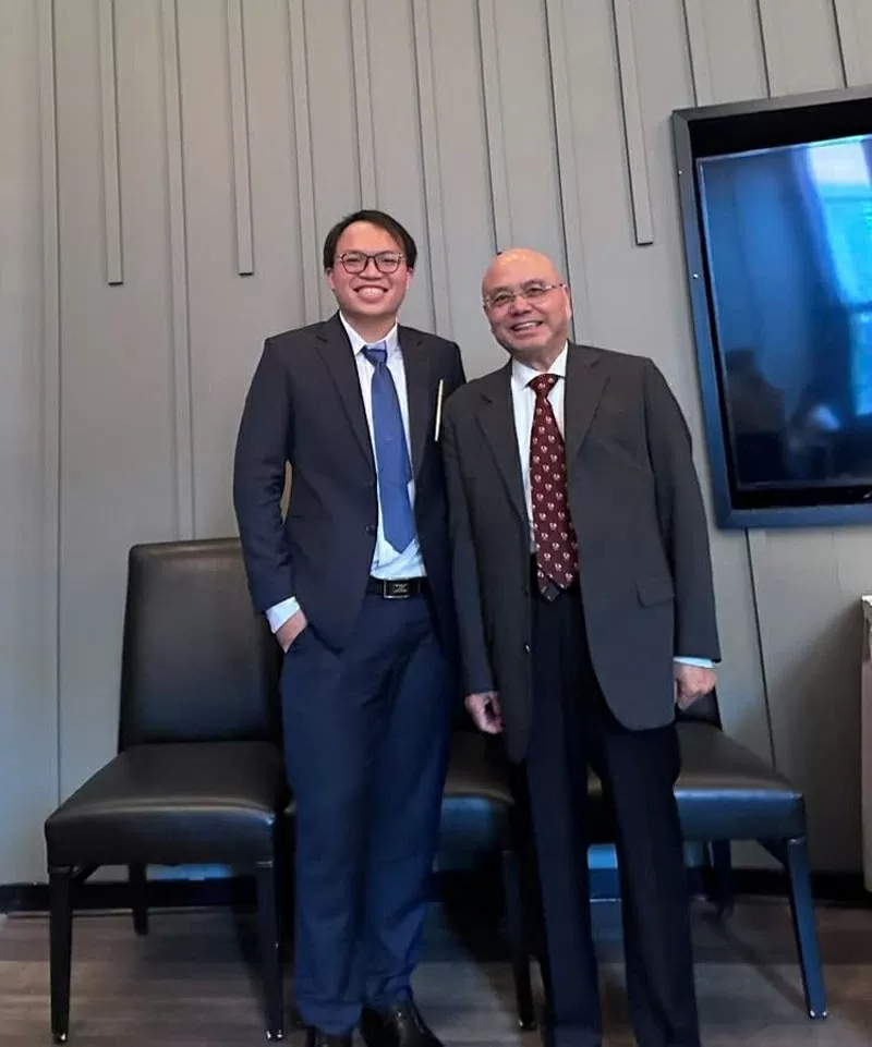 Phan Bảo Lâm và GS Thạch Nguyễn (phải) tại Hoa Kỳ.