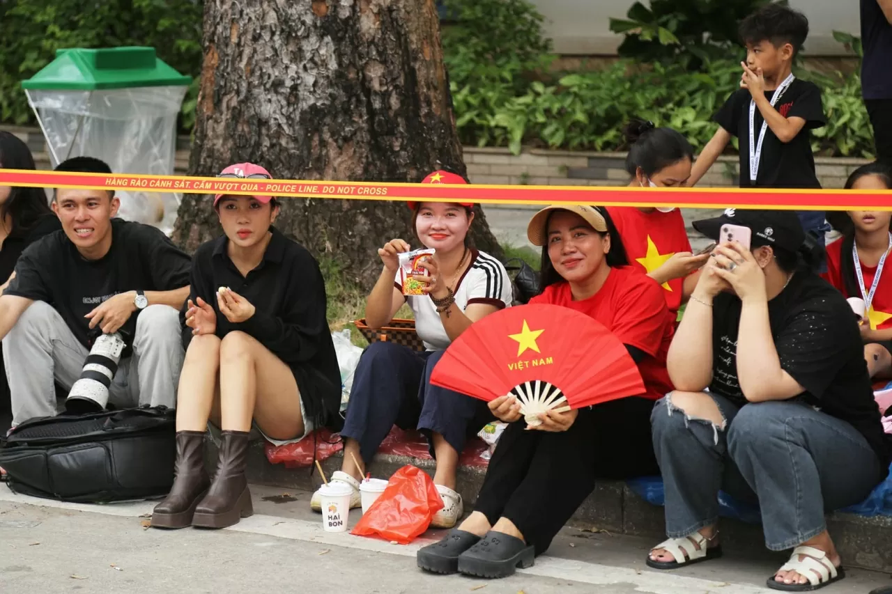 Nhiều người chỉ cần ăn vội cốc mỳ để chờ đợi đến tối. (Ảnh: Thành Long)