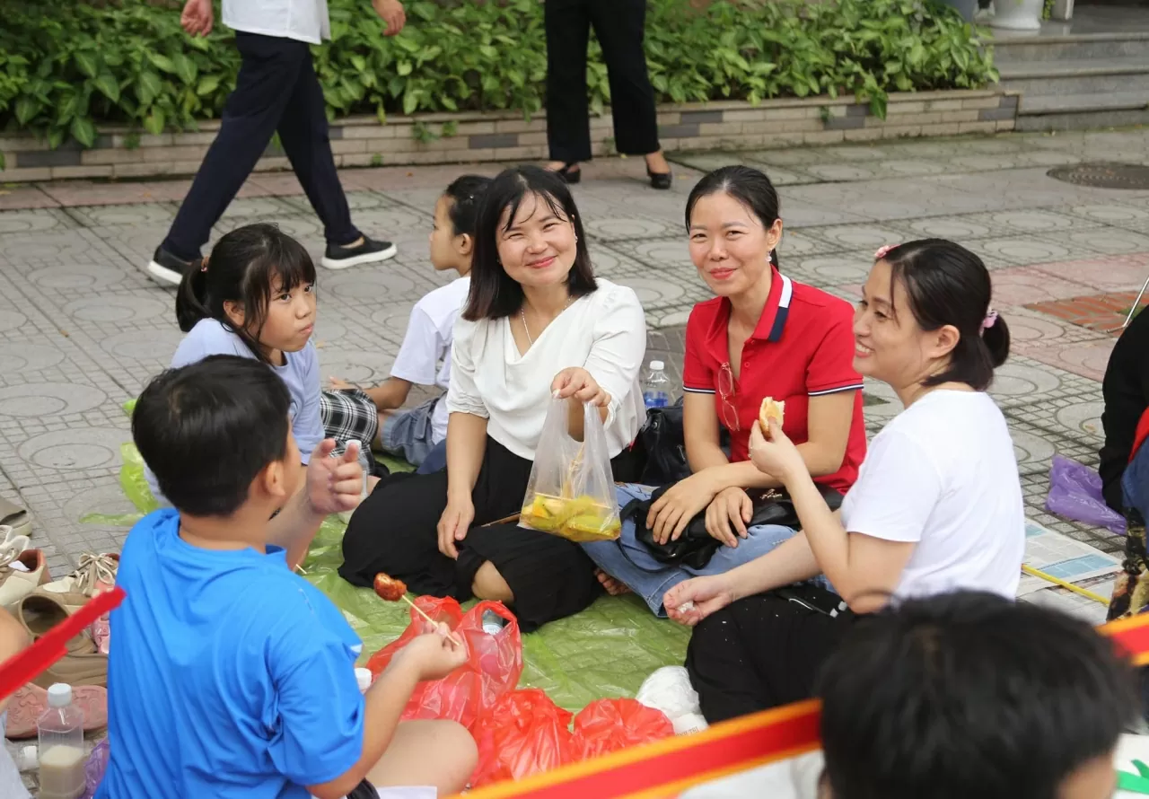 Việc ăn uống, nghỉ ngơi cũng vô cùng đơn giản đối với người dân Thủ đô. (Ảnh: Thành Long)