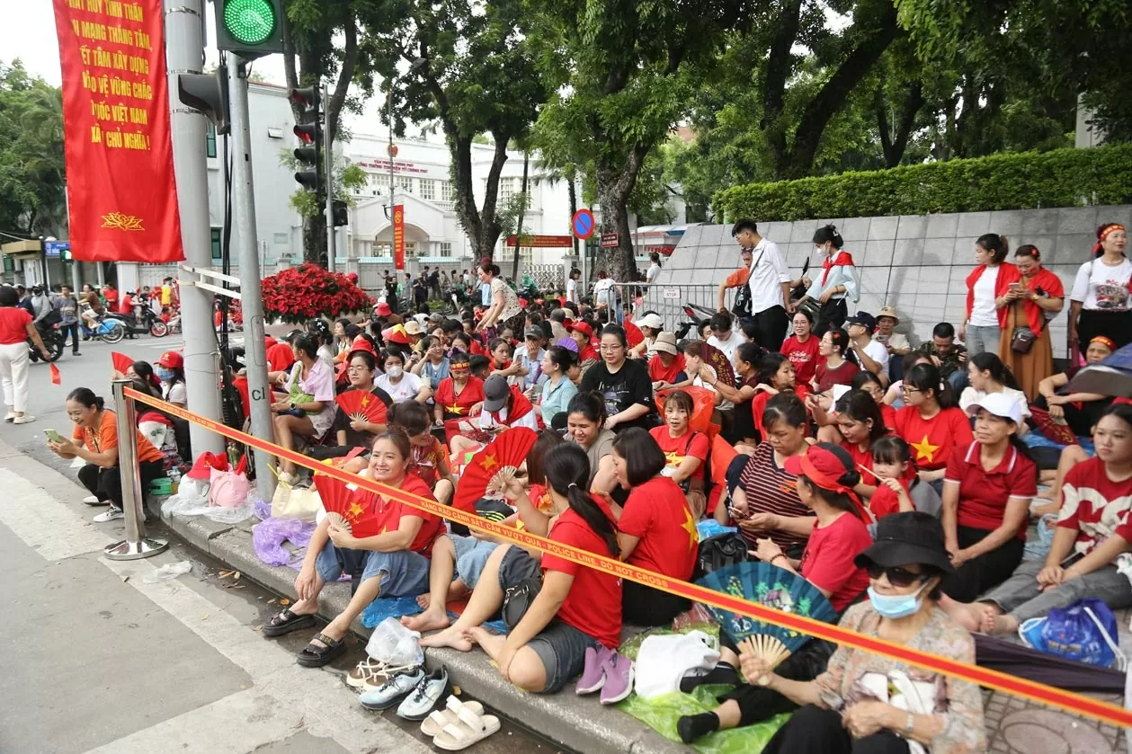 Tại ngã tư Lê Hồng Phong - Hùng Vương, nơi được cho là đẹp nhất để xem diễu binh, từ 12h trưa người dân đã ngồi kín chỗ. (Ảnh: Thành Long)