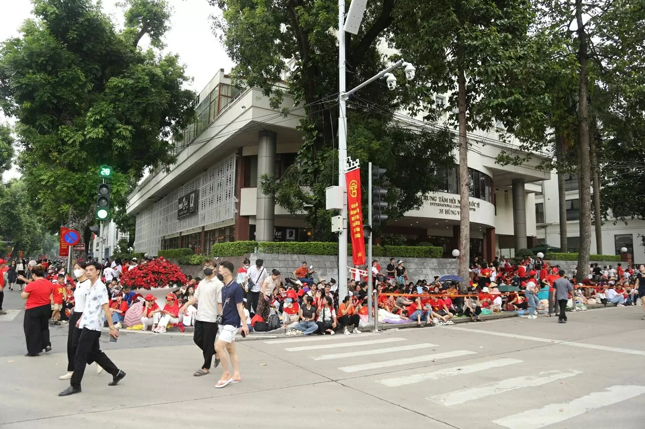 Tại ngã tư Lê Hồng Phong - Hùng Vương, nơi được cho là đẹp nhất để xem diễu binh, từ 12h trưa người dân đã ngồi kín chỗ. (Ảnh: Thành Long)