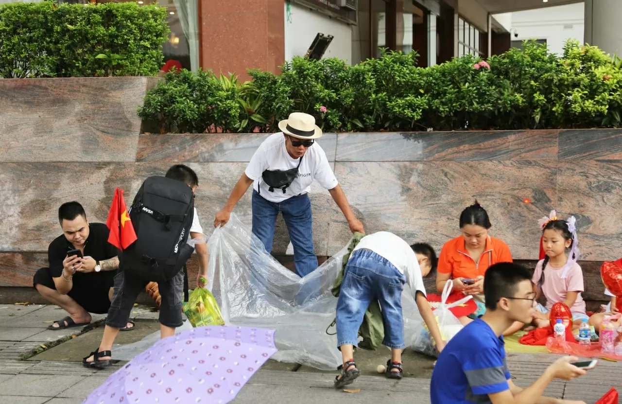 Nhiều gia đinh đã chuẩn bị tất cả dụng cụ thiết yếu để chờ từ 8-10 tiếng đồng hồ cho buổi tổng hợp luyện diễu binh, diễu hành. (Ảnh: Thành Long)