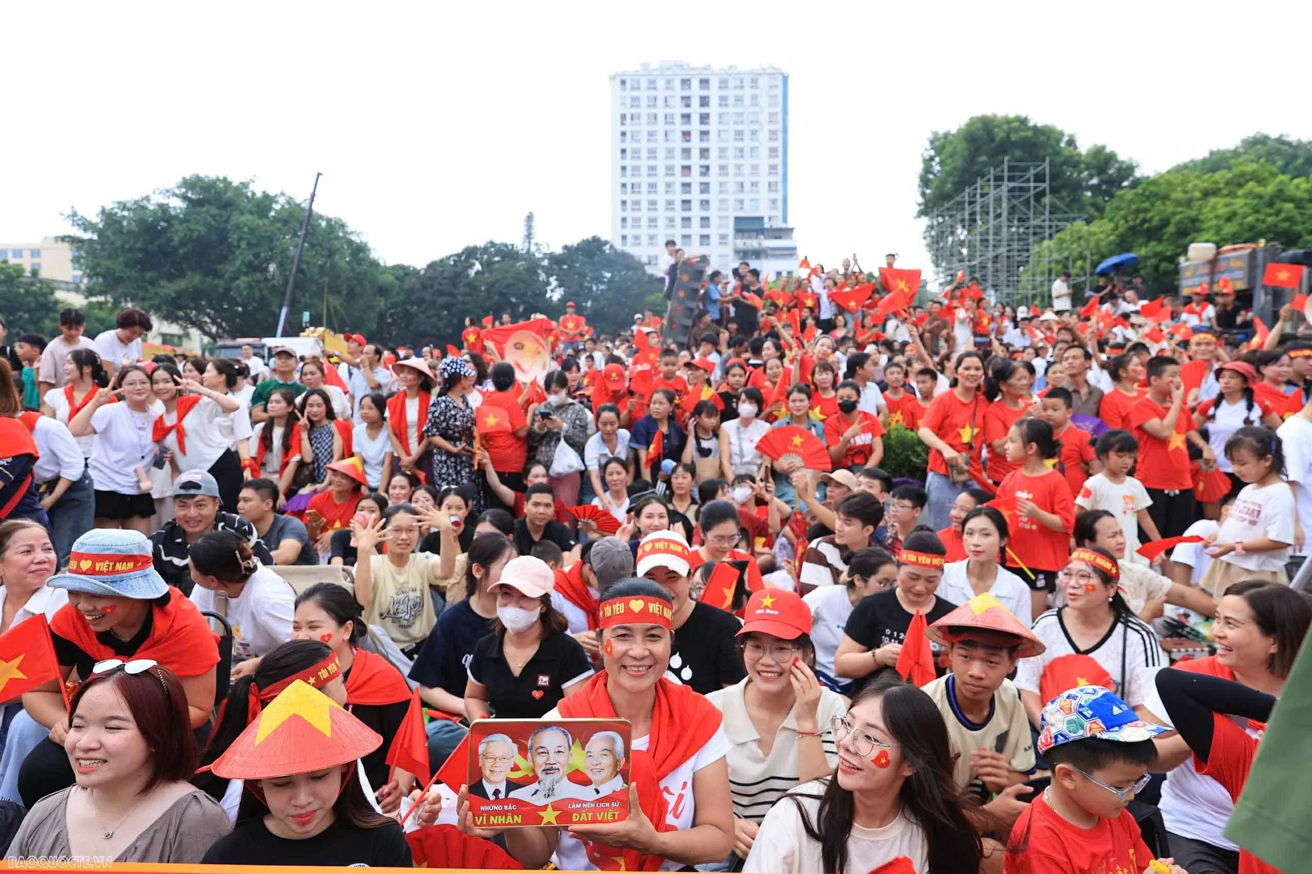 Người dân xí chỗ, chiến sĩ luyện tập trước giờ tổng hợp luyện đầu tiên tại Quảng trường Ba Đình