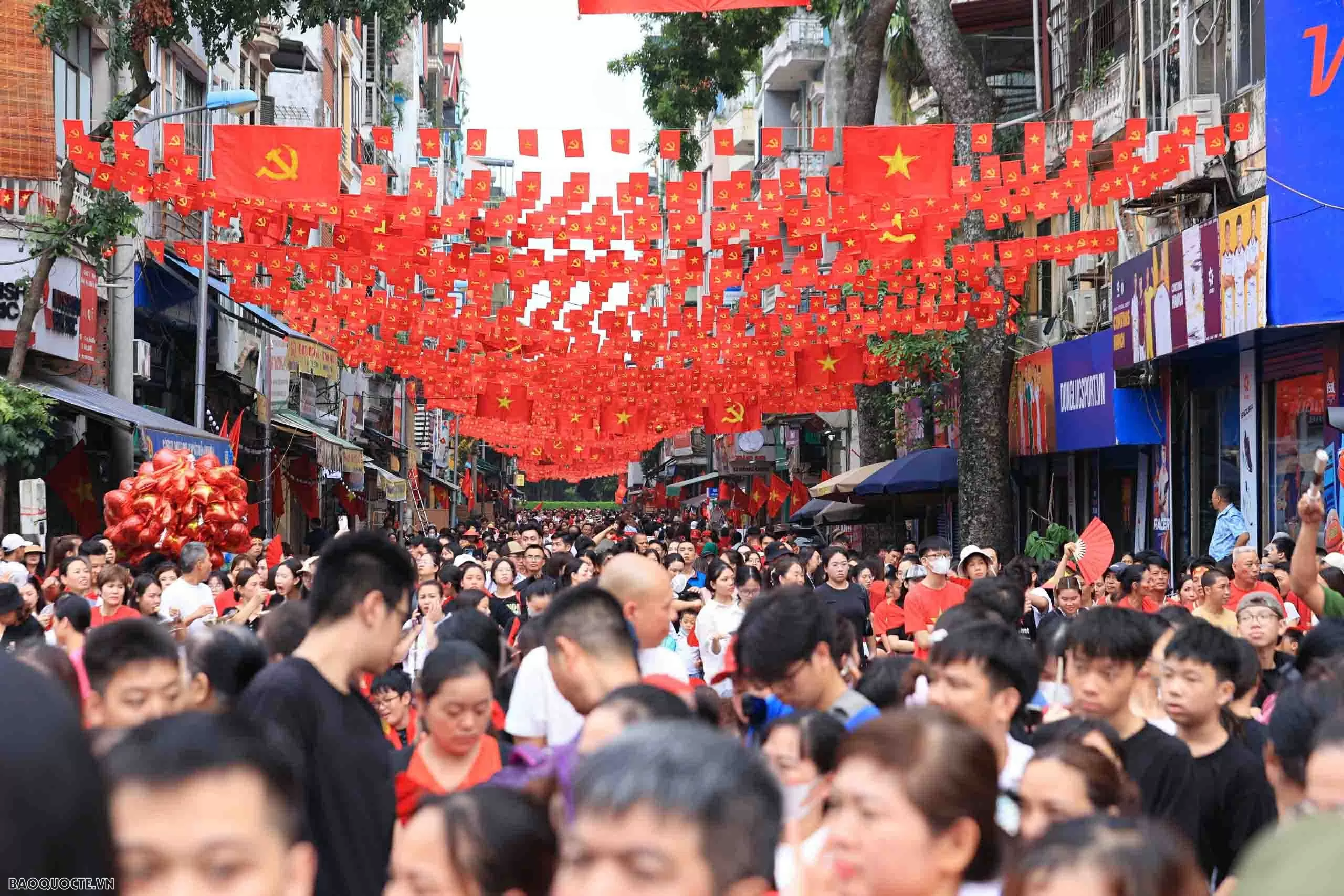 Người dân xí chỗ, chiến sĩ luyện tập trước giờ tổng hợp luyện đầu tiên tại Quảng trường Ba Đình