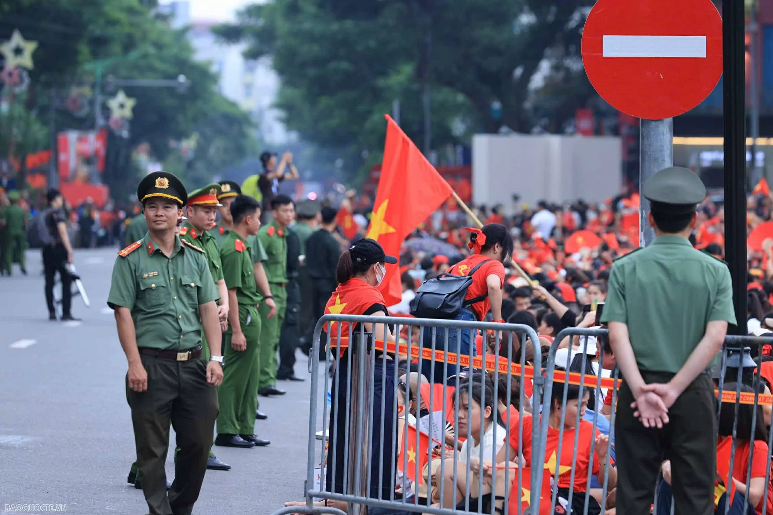 Người dân xí chỗ, chiến sĩ luyện tập trước giờ tổng hợp luyện đầu tiên tại Quảng trường Ba Đình