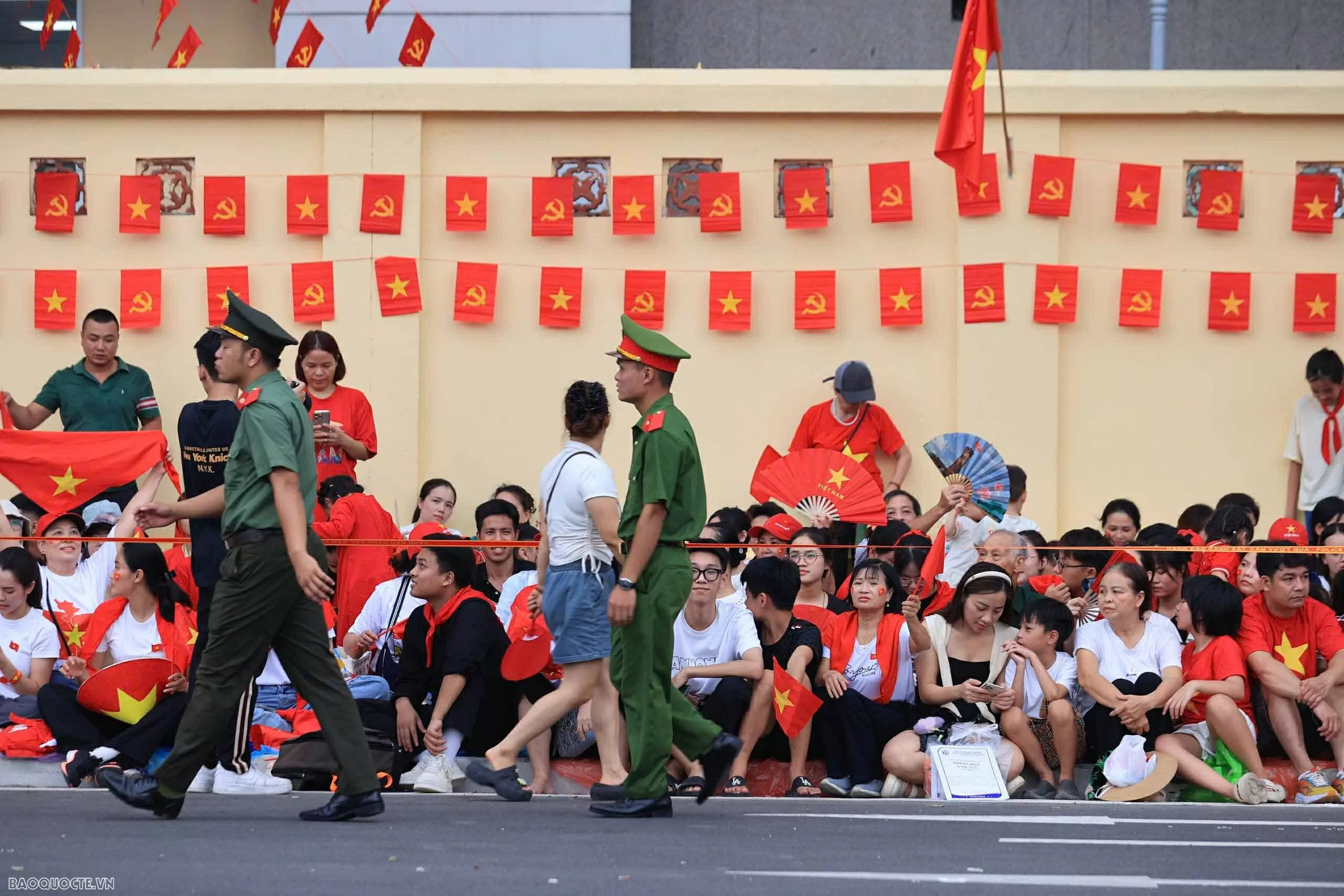 Người dân xí chỗ, chiến sĩ luyện tập trước giờ tổng hợp luyện đầu tiên tại Quảng trường Ba Đình