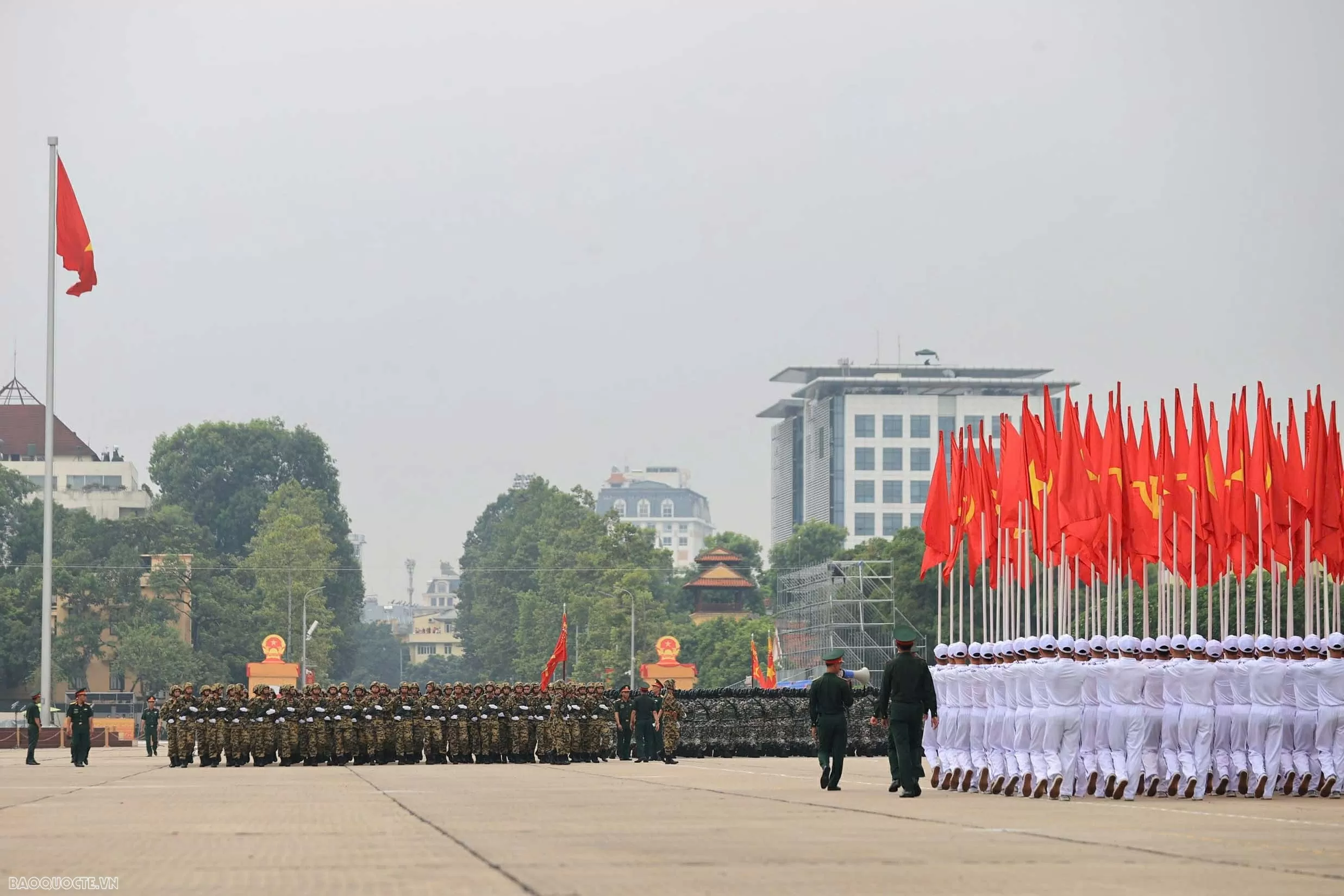 Người dân xí chỗ, chiến sĩ luyện tập trước giờ tổng hợp luyện đầu tiên tại Quảng trường Ba Đình