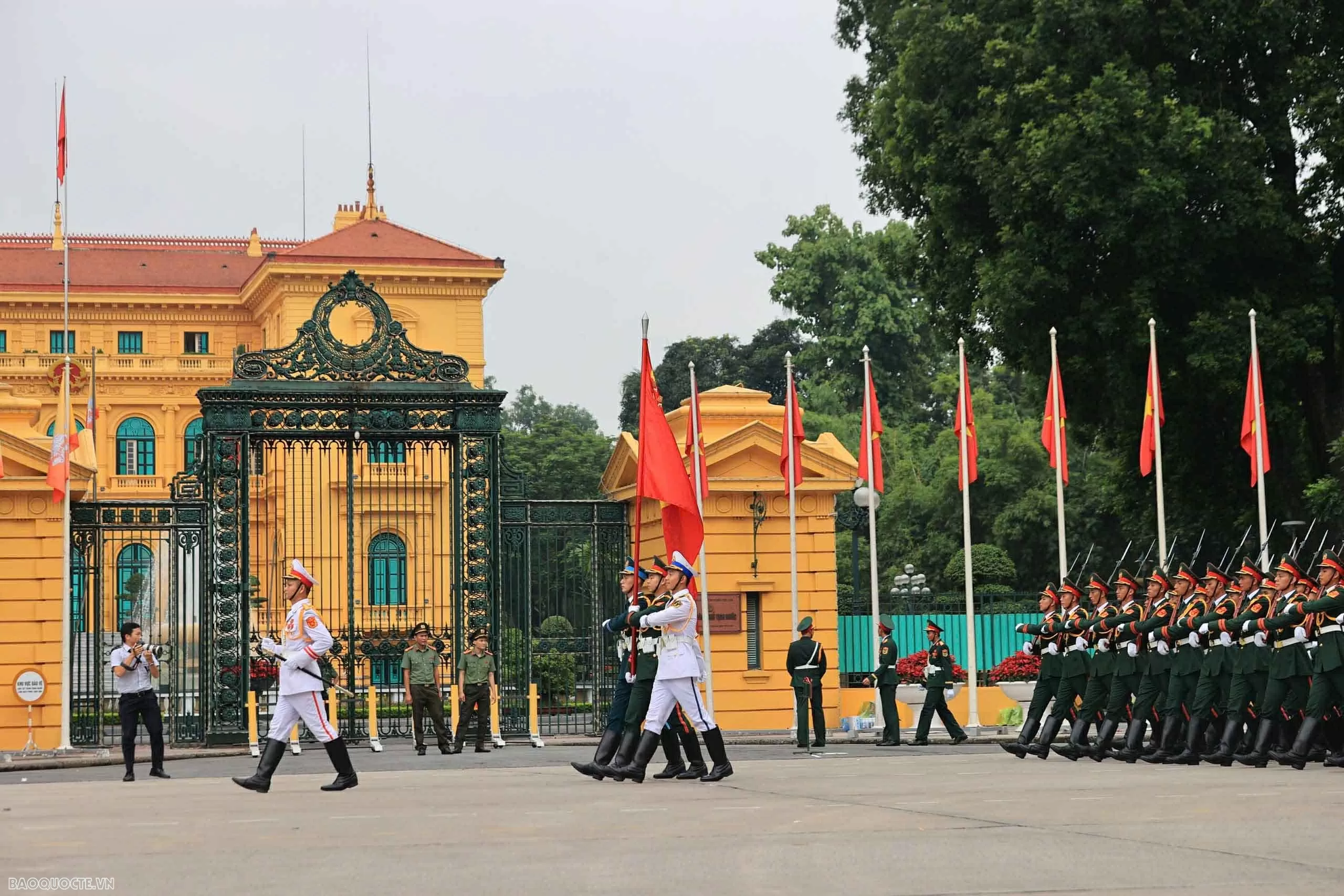 Người dân xí chỗ, chiến sĩ luyện tập trước giờ tổng hợp luyện đầu tiên tại Quảng trường Ba Đình