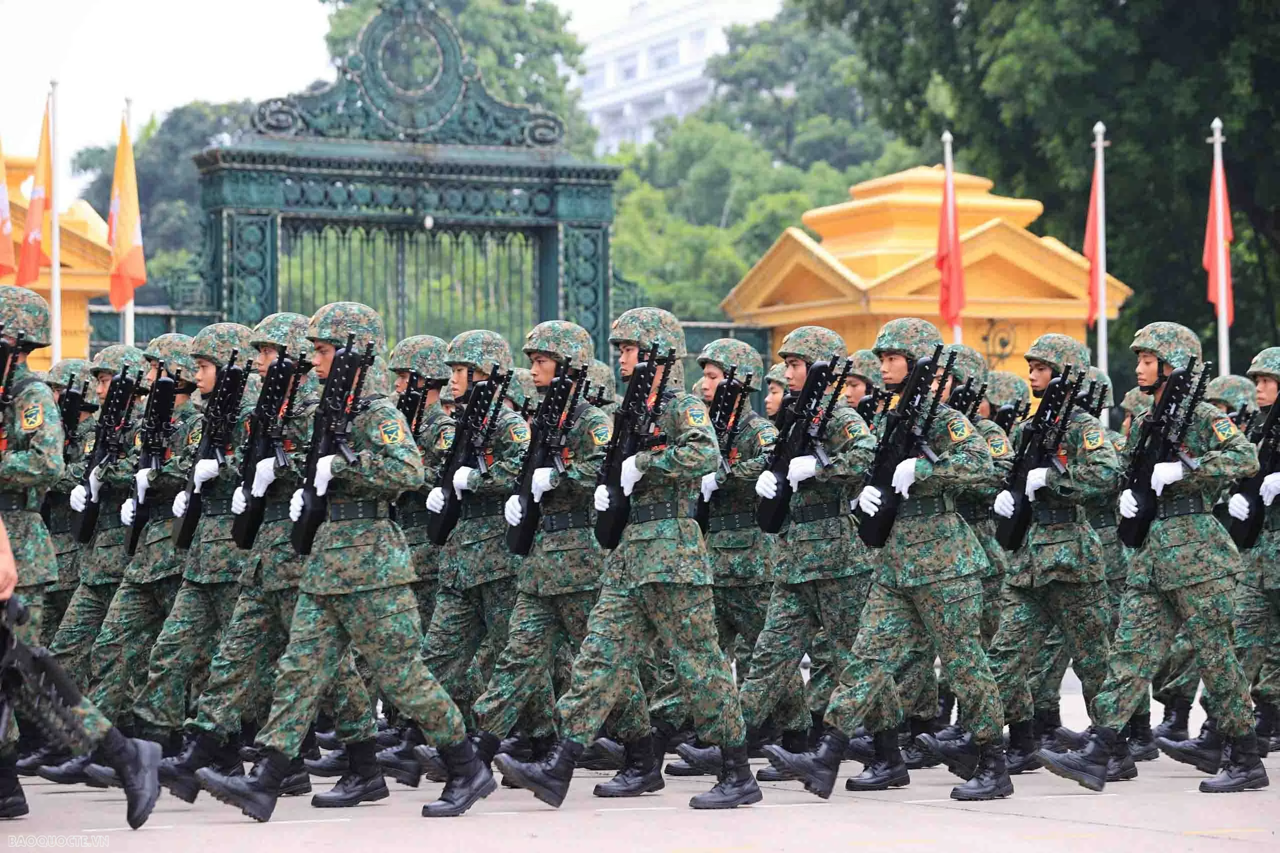 Người dân xí chỗ, chiến sĩ luyện tập trước giờ tổng hợp luyện đầu tiên tại Quảng trường Ba Đình