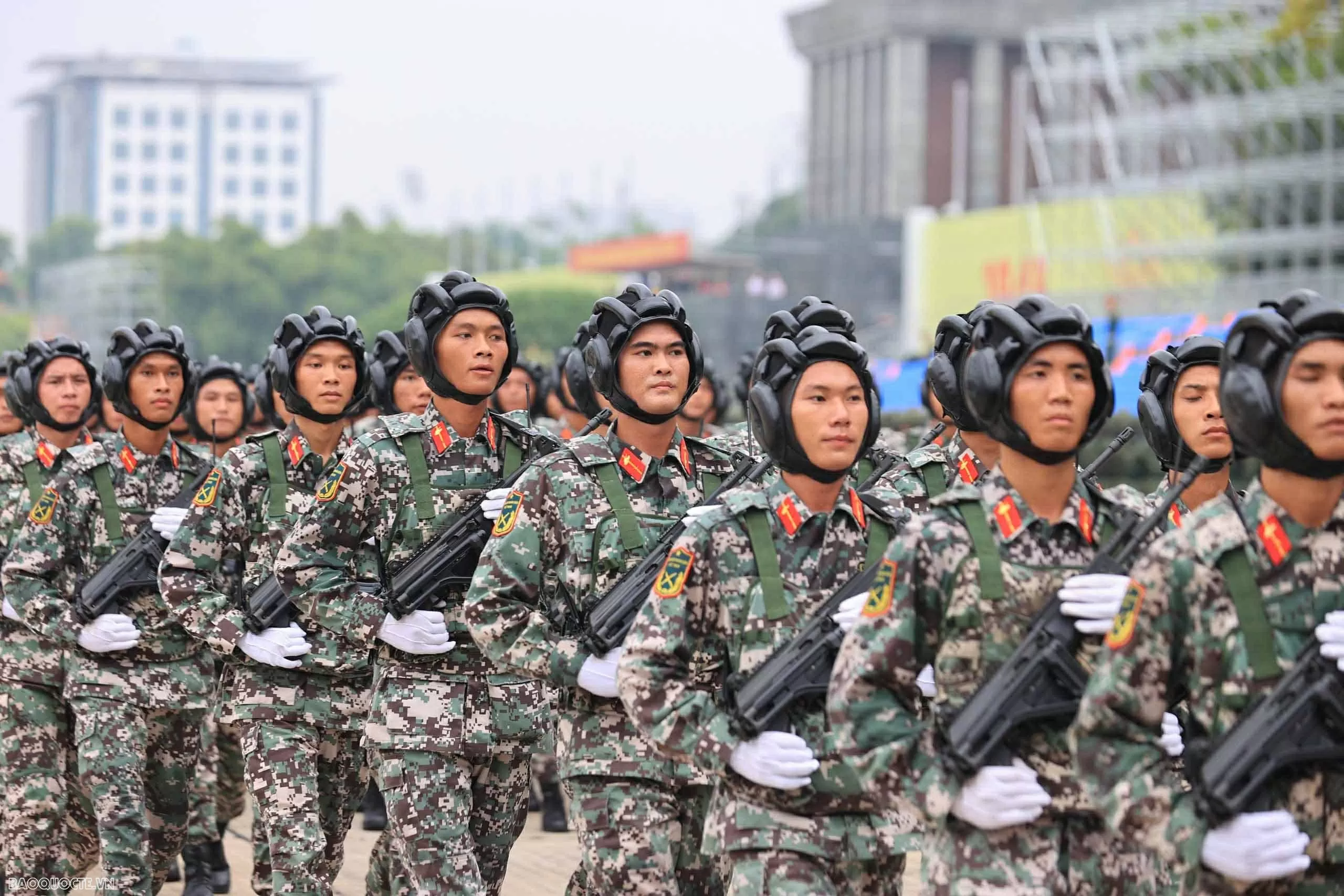 Người dân xí chỗ, chiến sĩ luyện tập trước giờ tổng hợp luyện đầu tiên tại Quảng trường Ba Đình