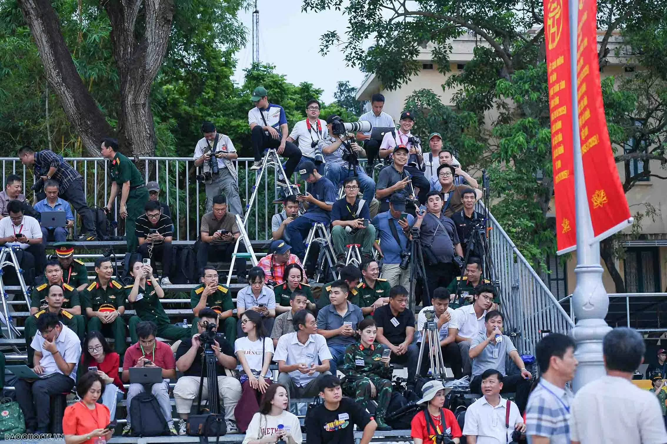 Người dân xí chỗ, chiến sĩ luyện tập trước giờ tổng hợp luyện đầu tiên tại Quảng trường Ba Đình