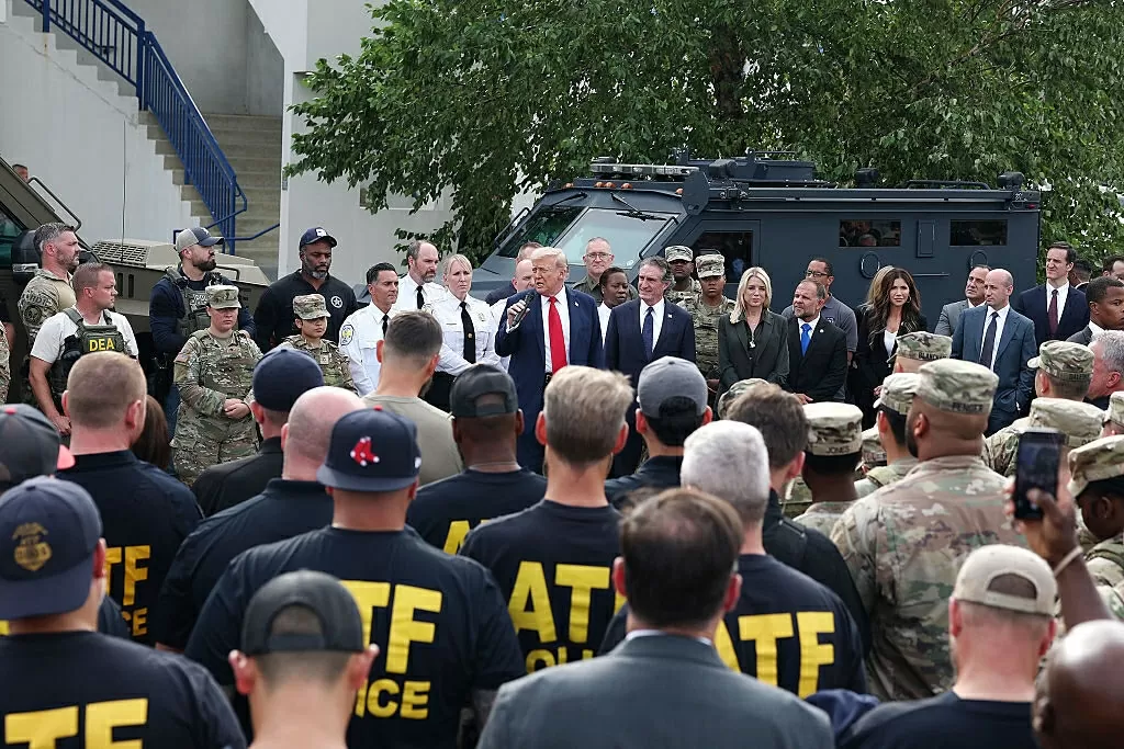 Tổng thống Mỹ Donald Trump thân chinh đi tuần tra thủ đô