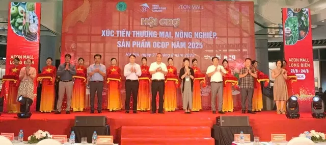 Các đại biểu cắt băng khai mạc sự kiện. (Ảnh: Thiện Tâm) Các đại biểu cắt băng khai mạc sự kiện. (Ảnh: Thiện Tâm)