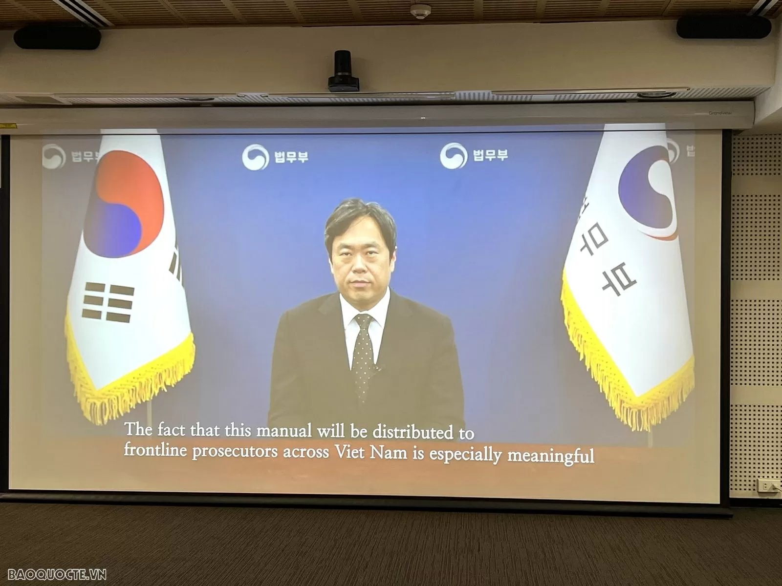 Ra mắt Cẩm nang tương trợ tư pháp về tịch thu, thu hồi tài sản liên quan đến tội phạm Ra mắt Cẩm nang tương trợ tư pháp về tịch thu, thu hồi tài sản liên quan đến tội phạm