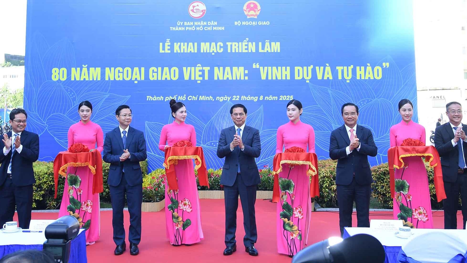 Khai mạc triển lãm ảnh ‘80 năm Ngoại giao Việt Nam: Vinh dự và tự hào’