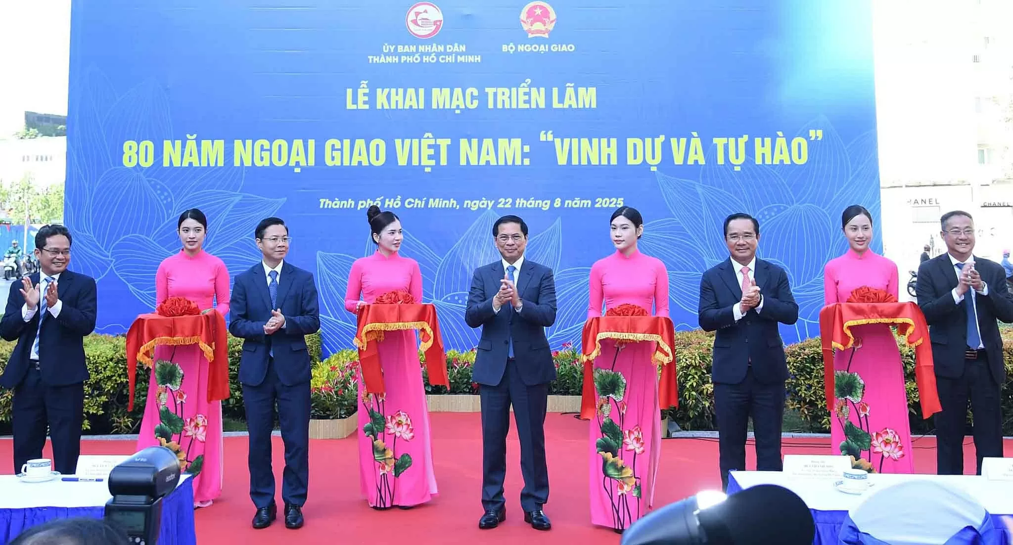 Khai mạc triển lãm ảnh ‘80 năm Ngoại giao Việt Nam: Vinh dự và tự hào’