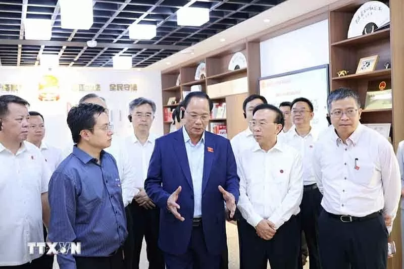 Phó Chủ tịch Quốc hội Trần Quang Phương hội kiến Bí thư Tỉnh ủy Tứ Xuyên Vương Hiểu Huy