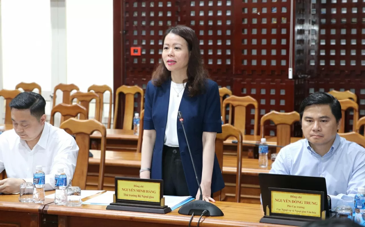 Thứ trưởng Bộ Ngoại giao Nguyễn Minh Hằng phát biểu tại buổi làm việc. Thứ trưởng Bộ Ngoại giao Nguyễn Minh Hằng phát biểu tại buổi làm việc.