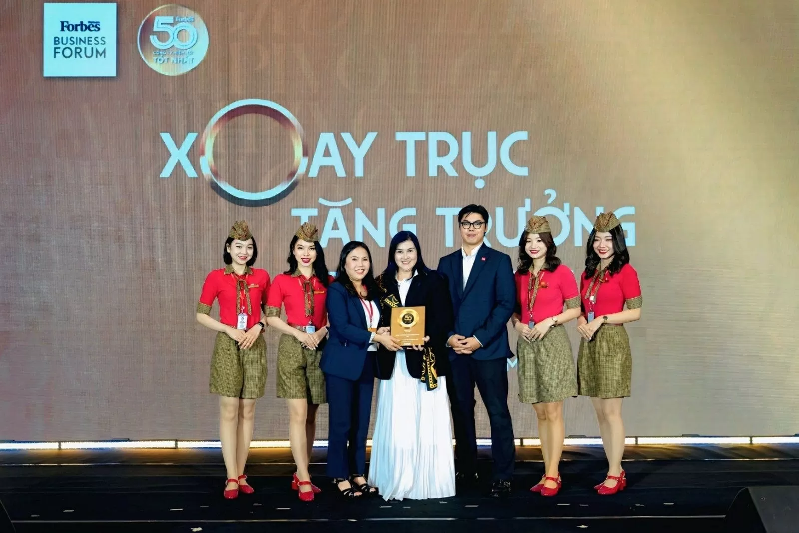 Forbes vinh danh Vietjet trong Top 50 Công ty tốt nhất Việt Nam 2025 Forbes vinh danh Vietjet trong Top 50 Công ty tốt nhất Việt Nam 2025