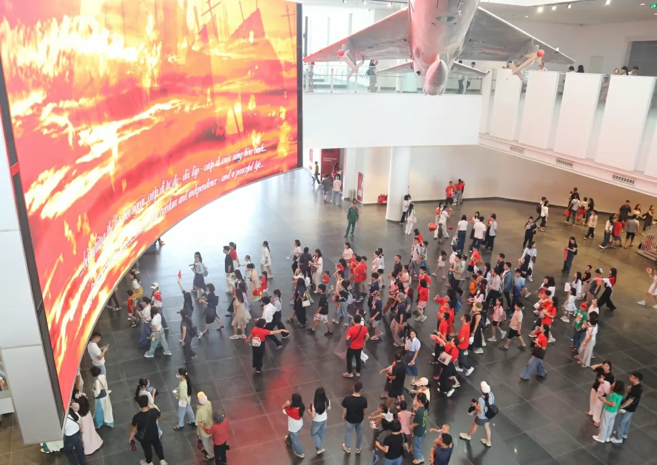 Trước đó đoàn Trại hè đi tham quan Bảo tàng Lịch sử Quân sự Việt Nam. Trước đó đoàn Trại hè đi tham quan Bảo tàng Lịch sử Quân sự Việt Nam.