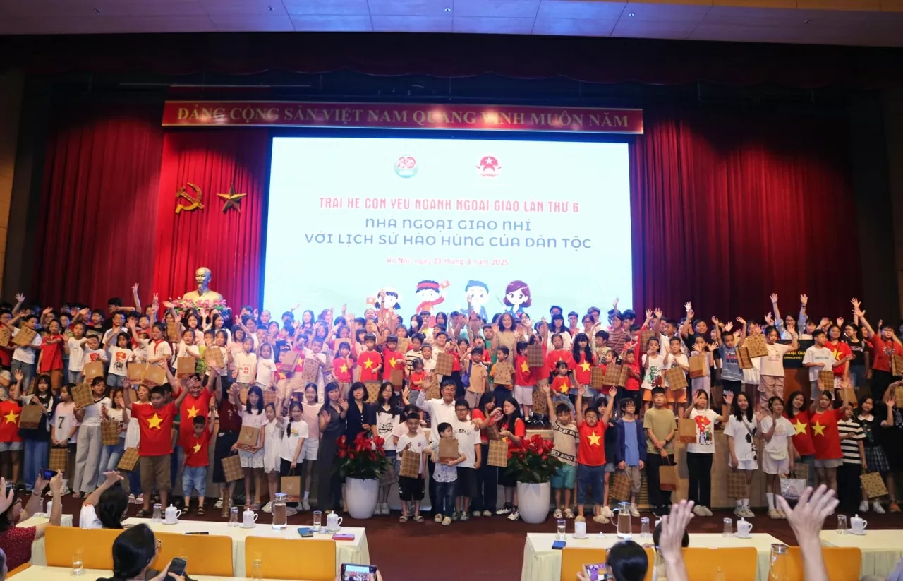 Phu Nhân Vũ Thị Bích Ngọc và Thứ tưởng Thường trực Nguyễn Minh Vũ tặng những xuất quà dành cho các bạn nhỏ. (Ảnh: Thành Long) Phu Nhân Vũ Thị Bích Ngọc và Thứ tưởng Thường trực Nguyễn Minh Vũ tặng những xuất quà dành cho các bạn nhỏ. (Ảnh: Thành Long)