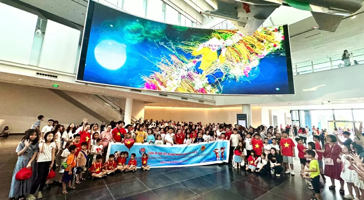 Trại hè “Con yêu Ngành Ngoại giao” chụp bức ảnh lưu niệm tại Bảo tàng Quân sự. Trại hè “Con yêu Ngành Ngoại giao” chụp bức ảnh lưu niệm tại Bảo tàng Quân sự.