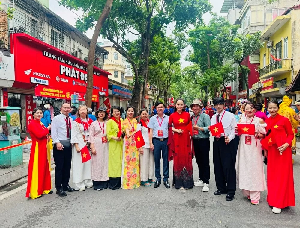 Đông đảo nghệ sĩ tham gia diễn hành Lễ kỷ niệm 80 năm Quốc khánh Đông đảo nghệ sĩ tham gia diễu hành Lễ kỷ niệm 80 năm Quốc khánh