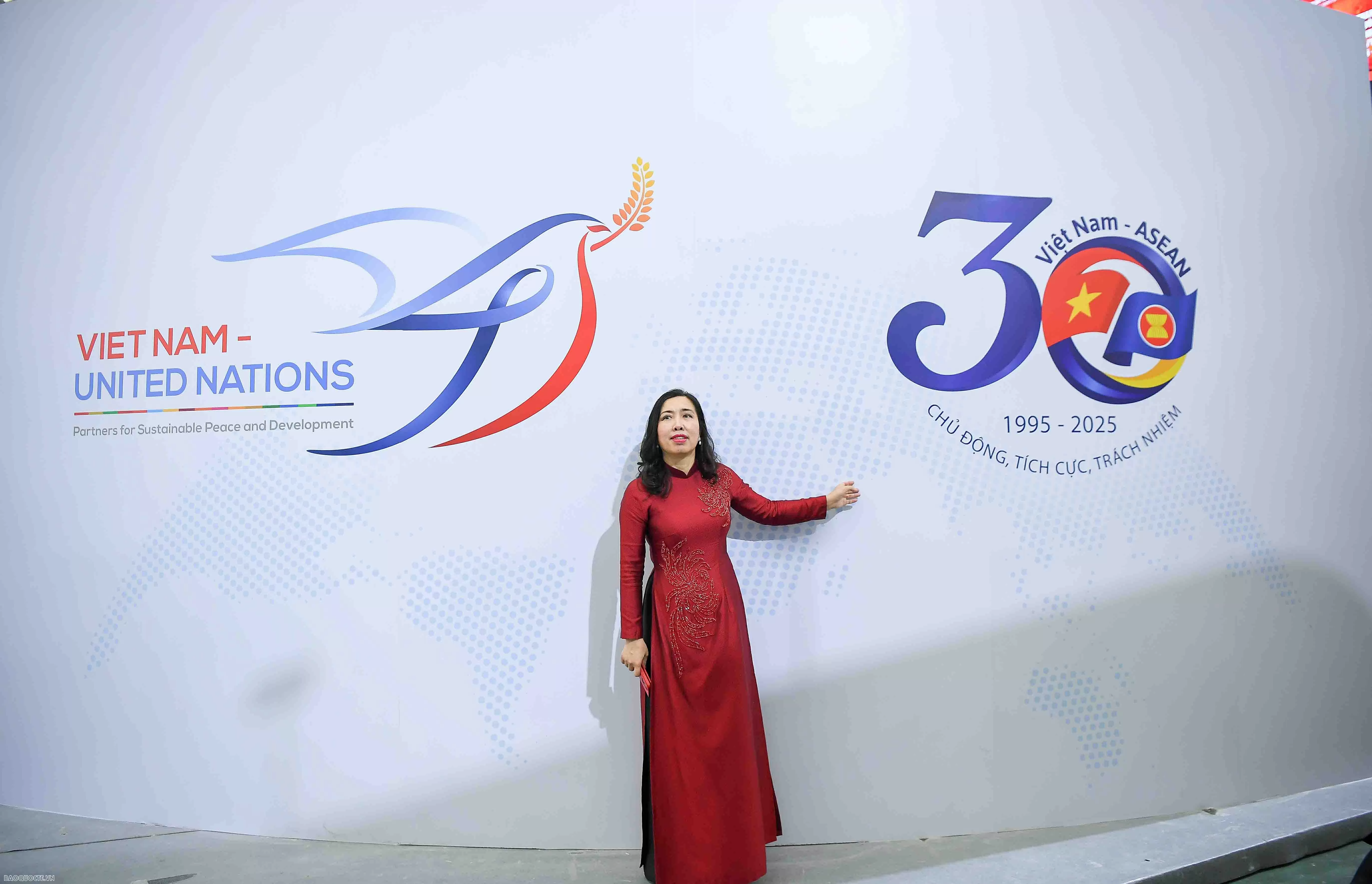 Nhiều tư liệu ngoại giao lần đầu được công bố tại Triển lãm 80 năm thành tựu đất nước Nhiều tư liệu ngoại giao lần đầu được công bố tại Triển lãm 80 năm thành tựu đất nước