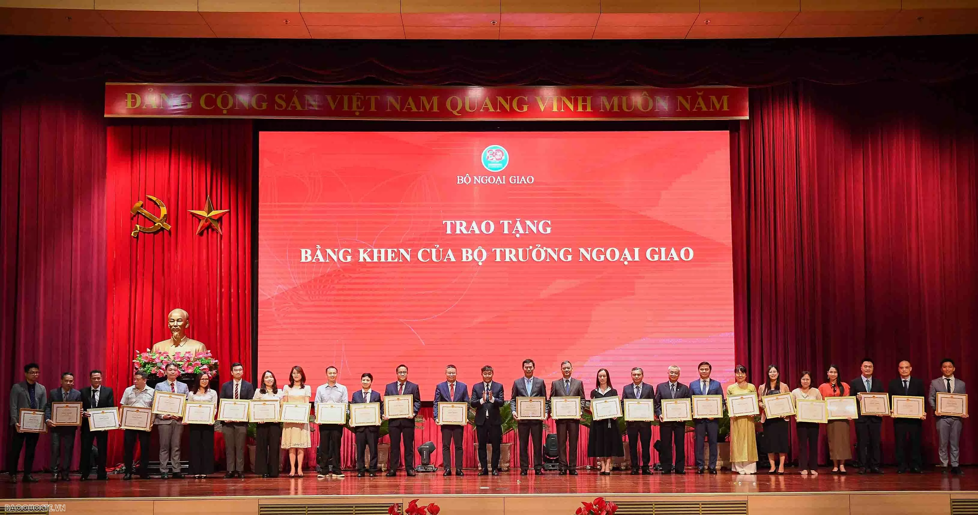 Khai mạc Triển lãm tôn vinh nền ngoại giao bản lĩnh, mềm dẻo, kiên cường