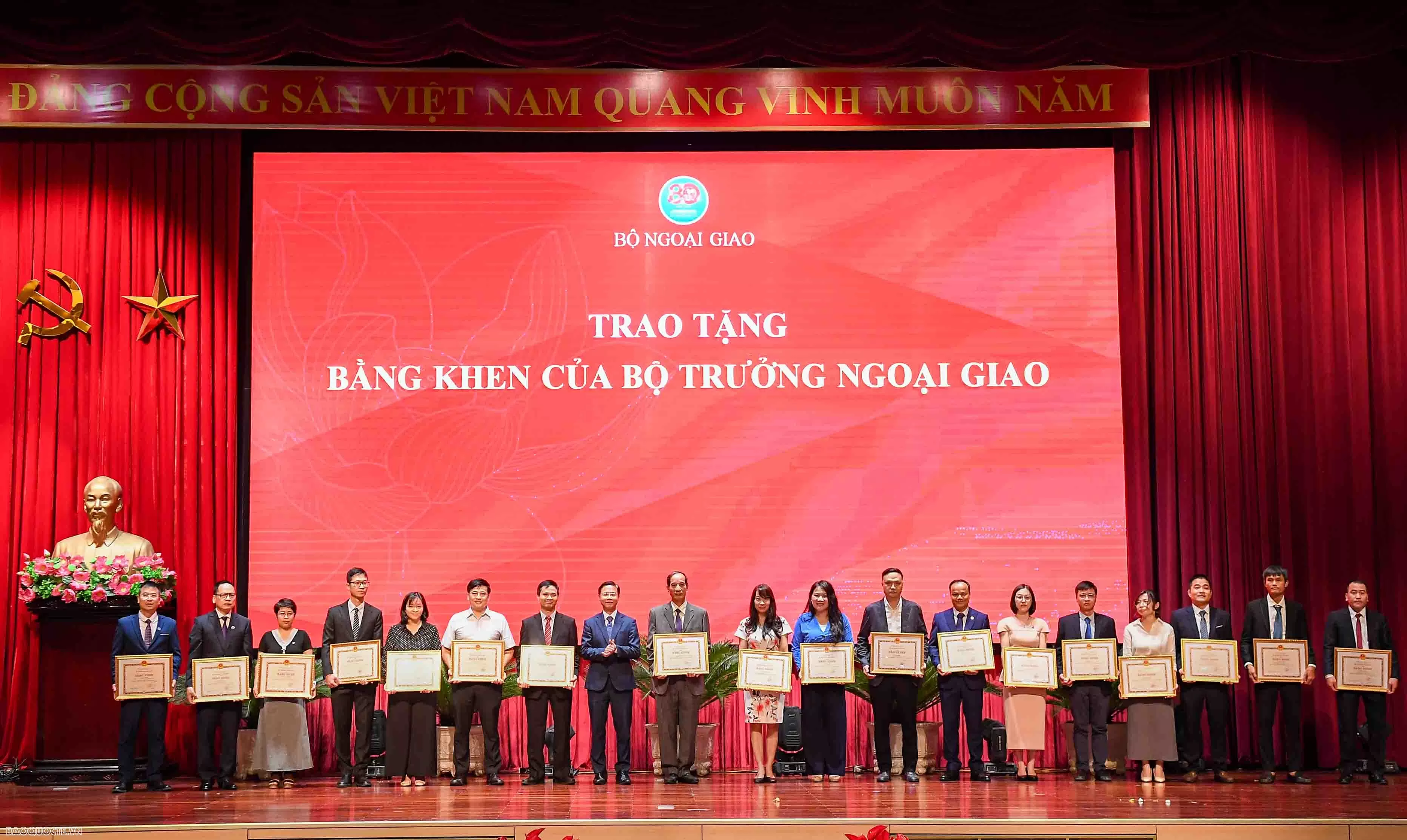 Khai mạc Triển lãm tôn vinh nền ngoại giao bản lĩnh, mềm dẻo, kiên cường Khai mạc Triển lãm tôn vinh nền ngoại giao bản lĩnh, mềm dẻo, kiên cường