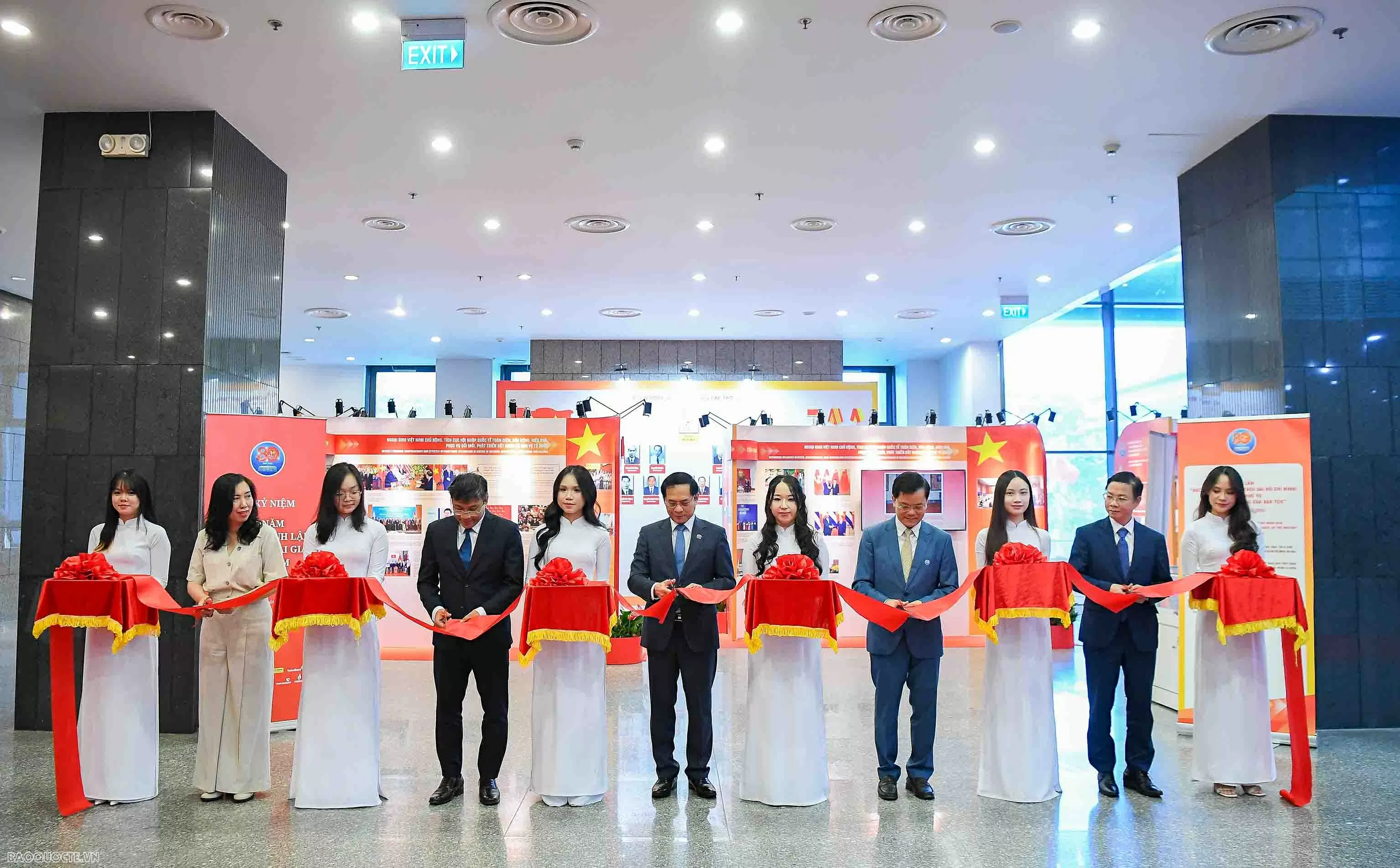 Khai mạc Triển lãm tôn vinh nền ngoại giao bản lĩnh, mềm dẻo, kiên cường Khai mạc Triển lãm tôn vinh nền ngoại giao bản lĩnh, mềm dẻo, kiên cường