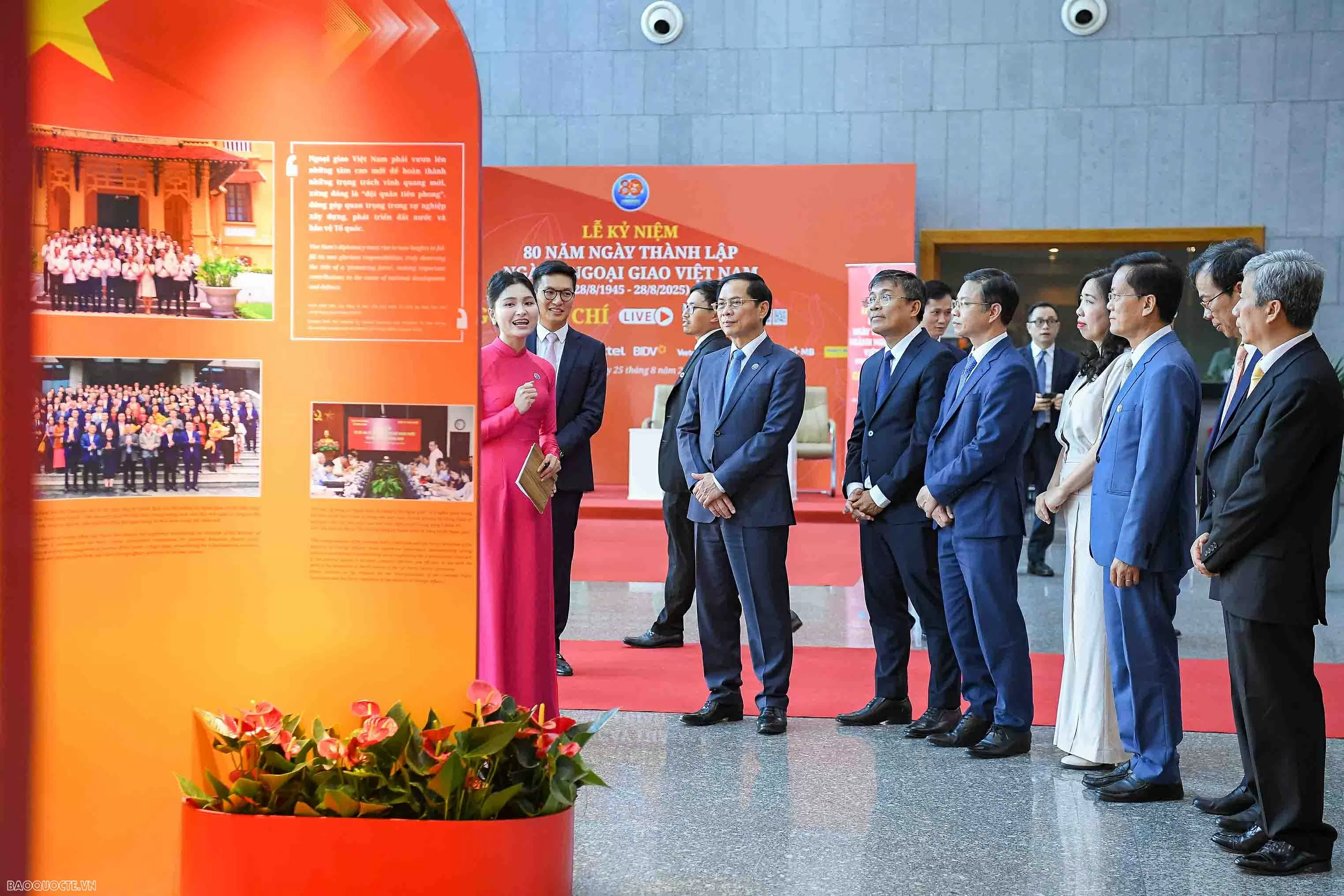 Khai mạc Triển lãm tôn vinh nền ngoại giao bản lĩnh, mềm dẻo, kiên cường