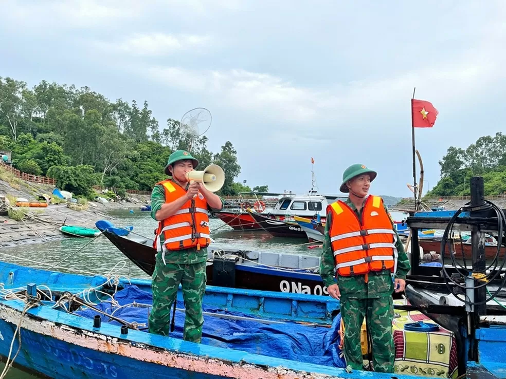 Cập nhật tình hình bão số 5: Các tỉnh thành lên phương án ứng phó di dời dân, chủ động phương châm '4 tại chỗ' Cập nhật tình hình bão số 5: Các tỉnh thành lên phương án ứng phó di dời dân, chủ động phương châm '4 tại chỗ'