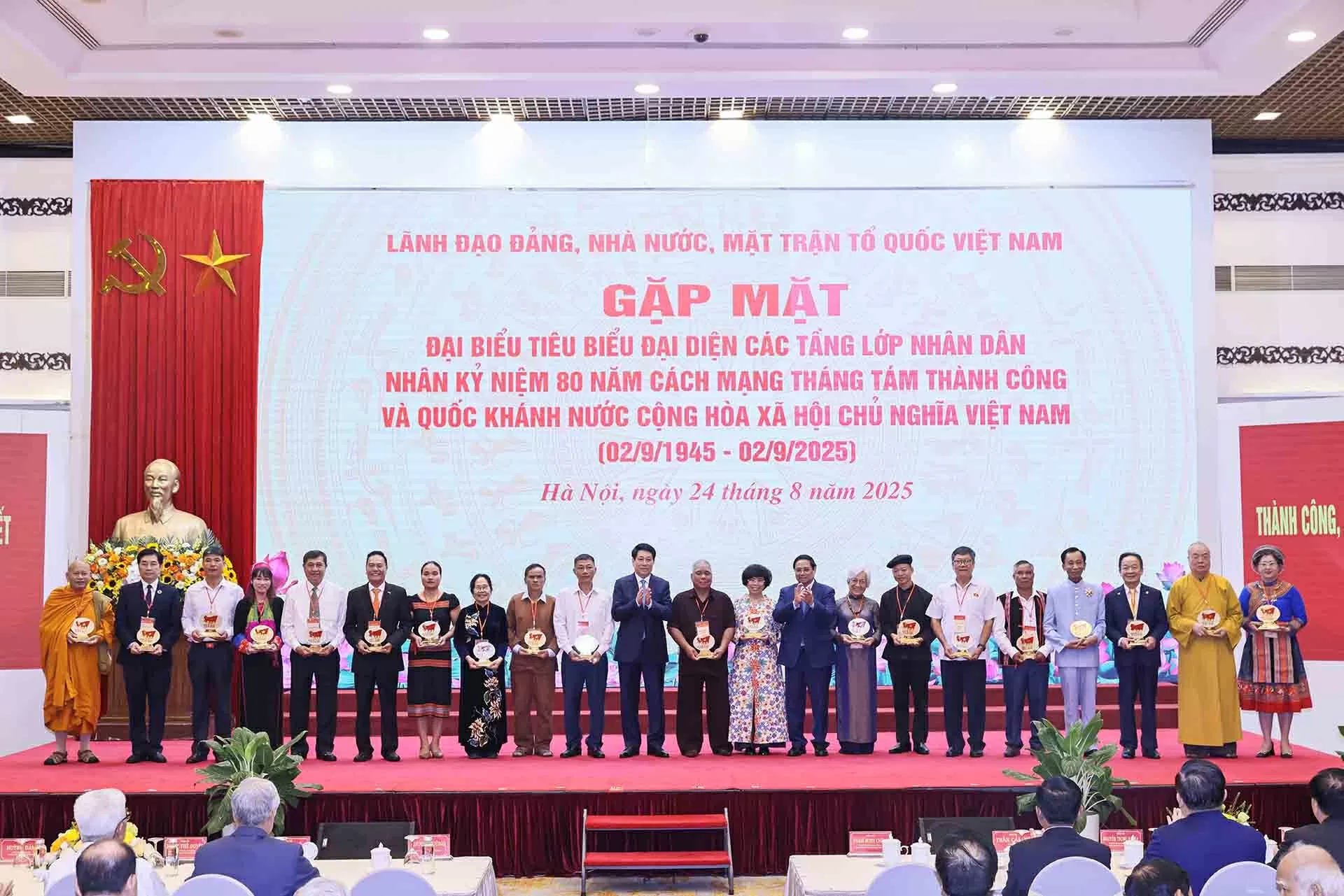 Doanh nhân Đỗ Quang Hiển được vinh danh xuất sắc đóng góp cho cộng đồng